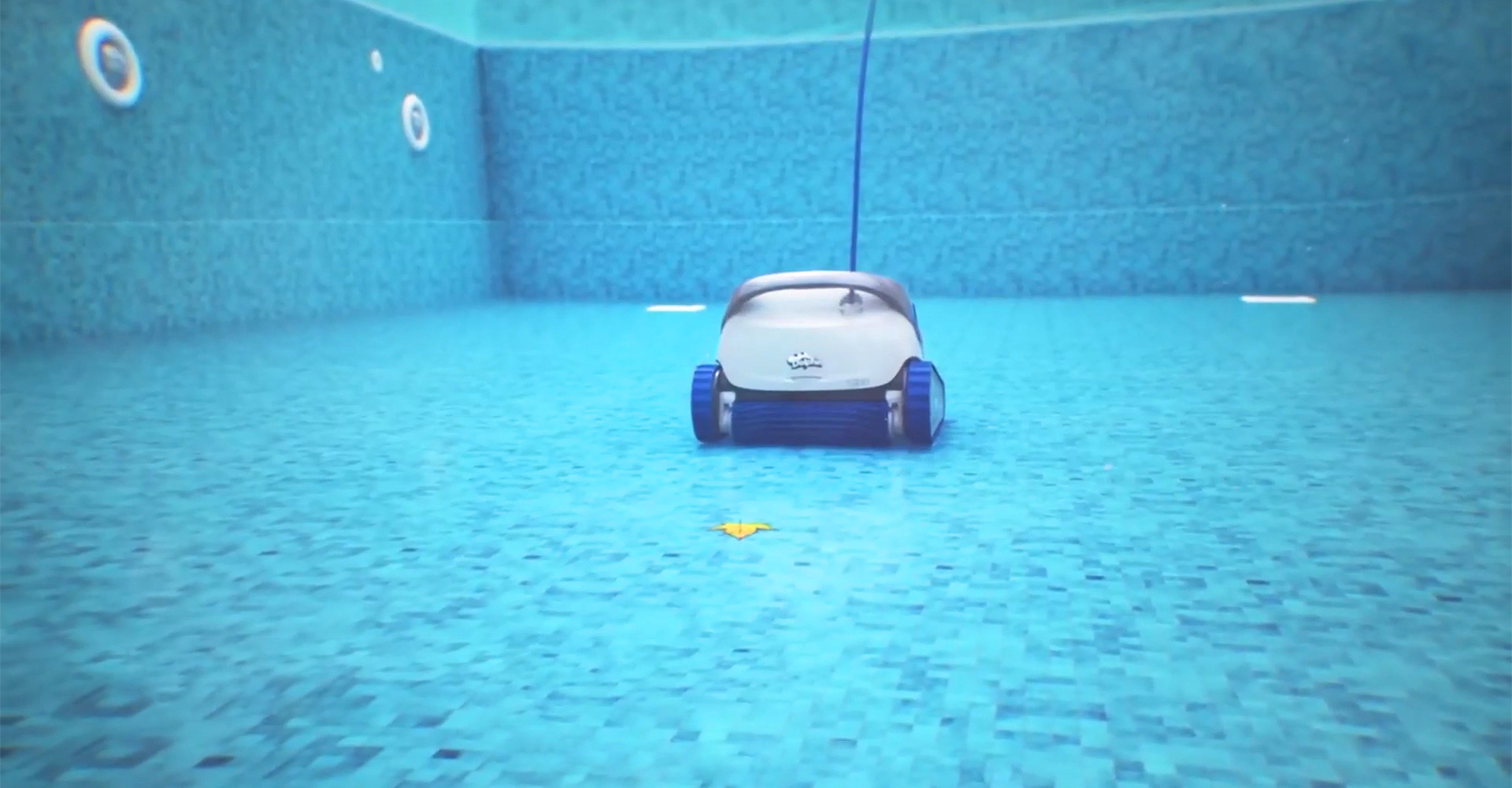 Robot làm sạch bể bơi